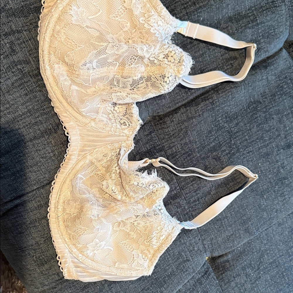 Delicate Lace Underwire Bra in Cream - Women's Intimates